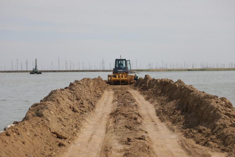 АНПЗ возводит оградительную дамбу на "Тухлой балке"