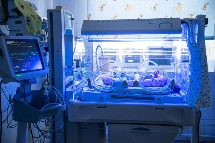 Современные медицинские аппараты спасут жизни новорожденных в Караганде