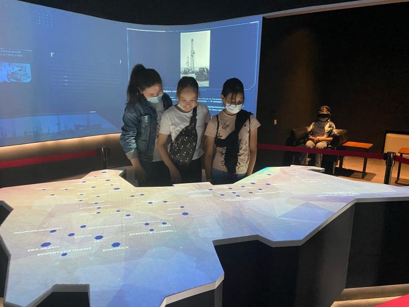 Ембілік оқушылар интерактивті мұражайды аралады