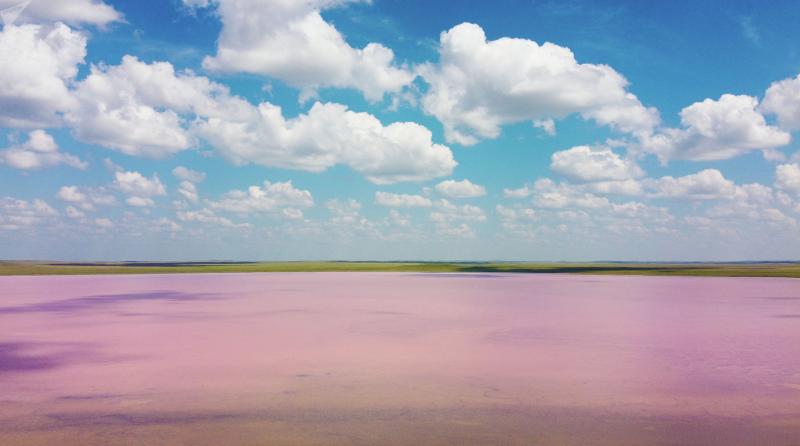 Министр экологии призвал казахстанцев не ездить на розовое озеро Кобейтуз