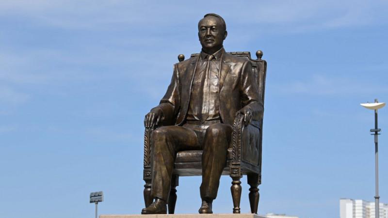 Токаев открыл памятник Назарбаеву в столице