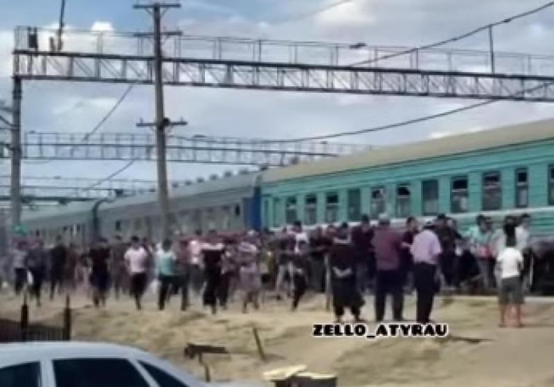 Штурмовать поезд с «дембелями» пыталась толпа в Атырауской области (видео)