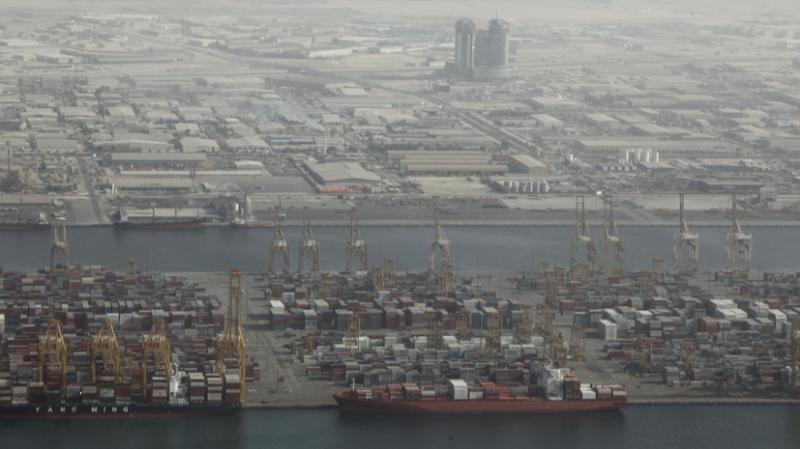 Взрыв в порту Дубая на территории нефтехранилища (видео)