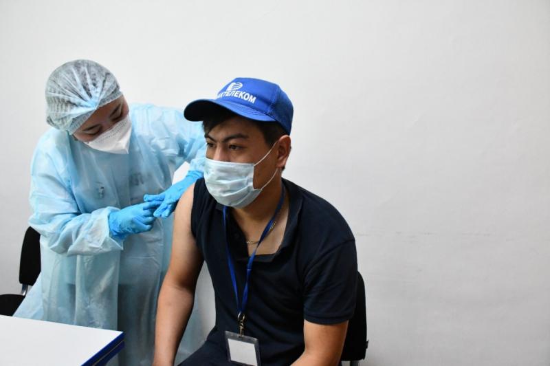 В «Казахтелеком» вакцинировалась половина сотрудников