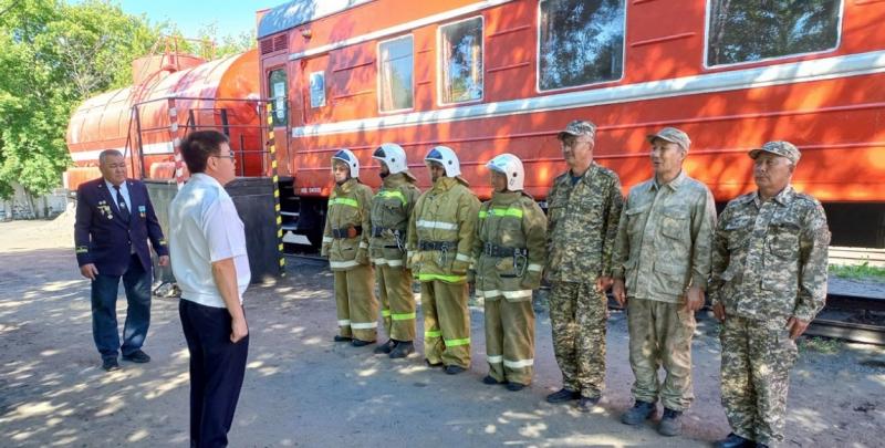 Противопожарные поезда Караганды привели в повышенную готовность 