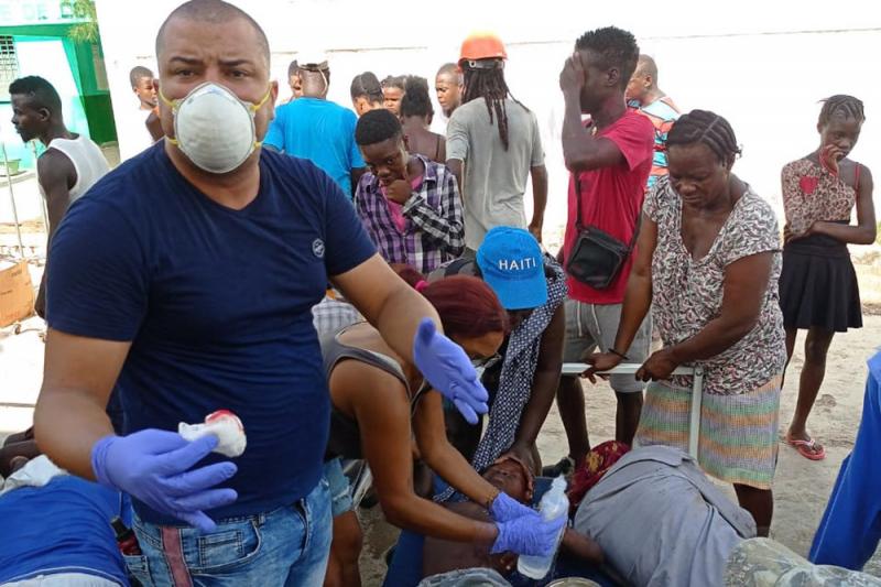 Кубинские медики оказывают помощь пострадавшим во время землетрясения на Гаити
