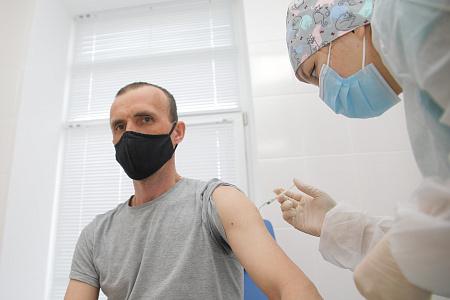 90% работников АНПЗ получили вакцину от COVID-19 