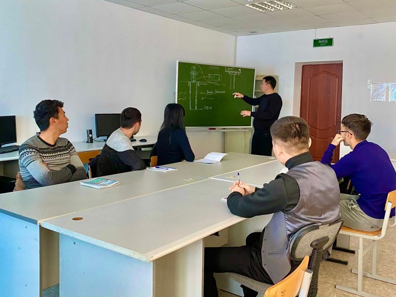 Әрі мұнай өндіреді, әрі білім береді