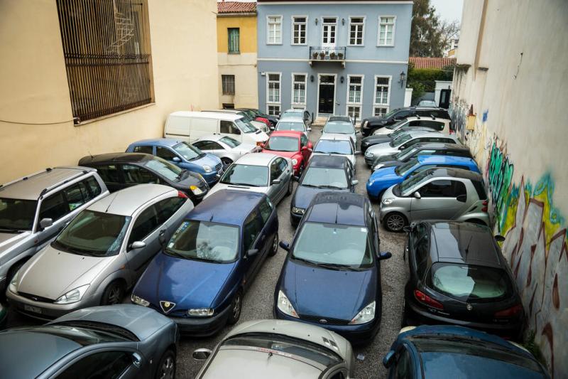 Верховный Суд запретил парковать машины на территории дворов