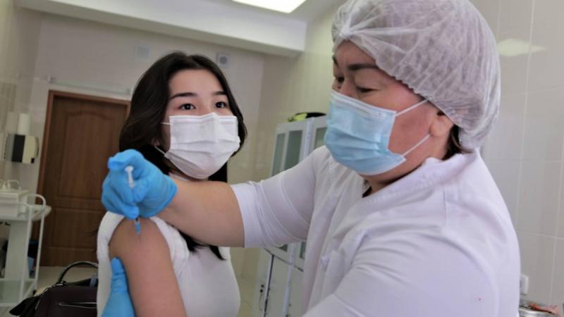 Казахстан-лидер среди стран СНГ по числу вакцинированных от COVID-19