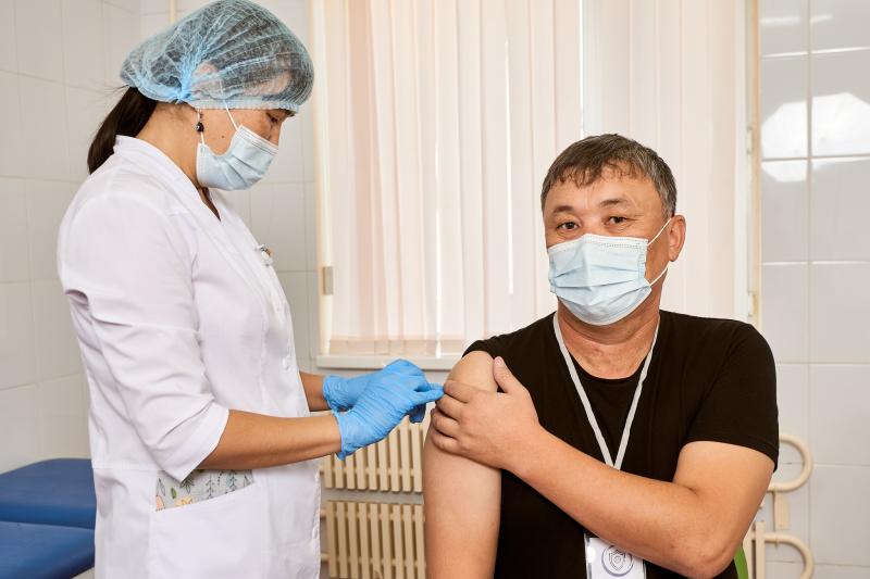 Вакцинировано уже 70% работников группы компаний «КазМунайГаз»  