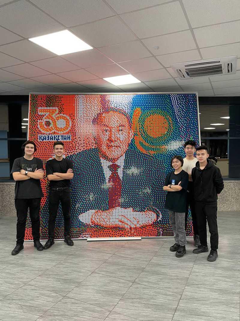 Подростки из Семея собрали портрет Елбасы из 3000 кубиков   