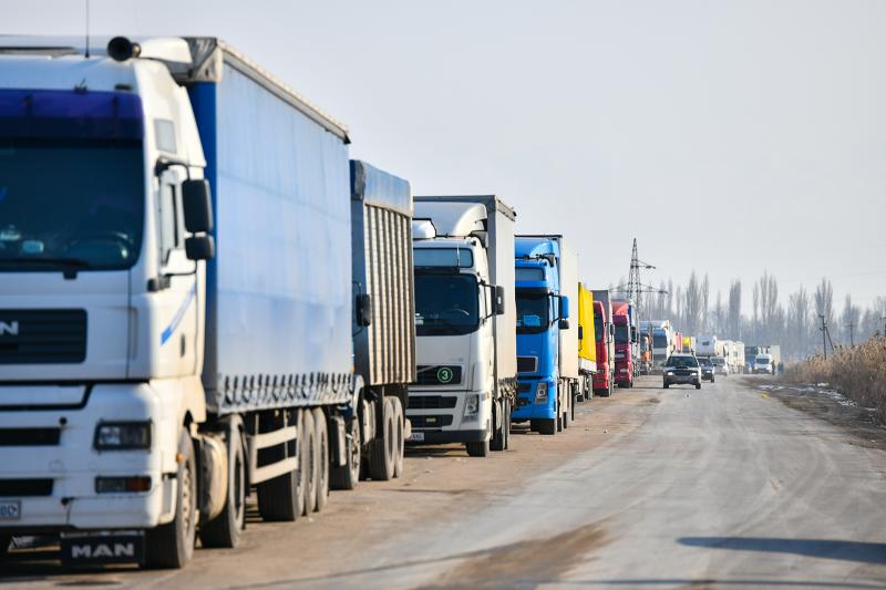 Китай ограничил прием транспорта на свою территорию