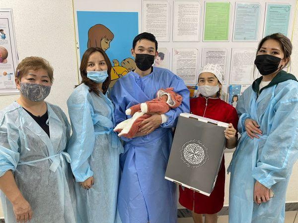 Подарки с открыткой от Президента получили родившиеся в День независимости РК