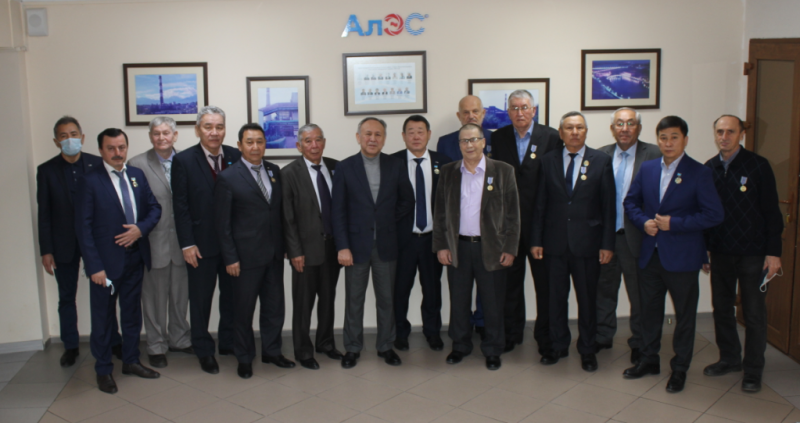 Руководство АлЭС поздравило ветеранов компании с Днем энергетика и Новым годом