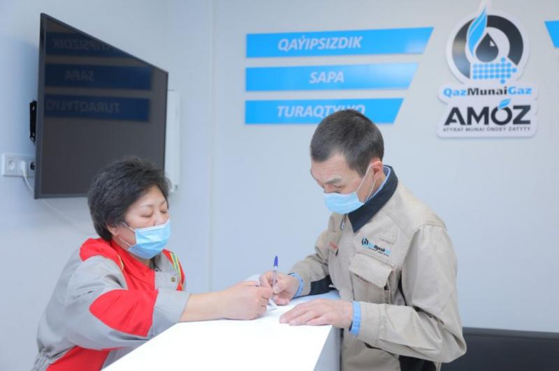 Сотрудники Атырауского НПЗ ревакцинируются от COVID-19