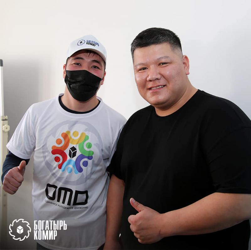 Участники молодежного движения "Богатырь Комир" поддержали людей с онкозаболеваниями