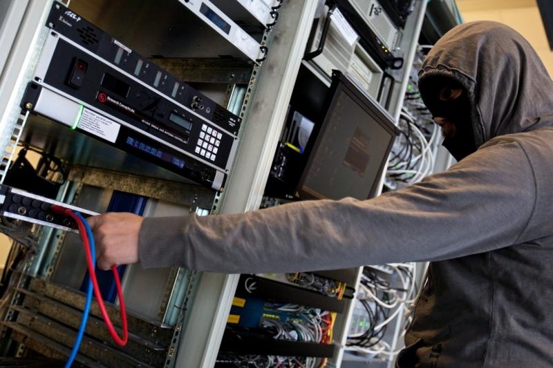 Крадут электроэнергию и обналичивают чьи-то взятки - за майнеров криптовалют взялись всерьез