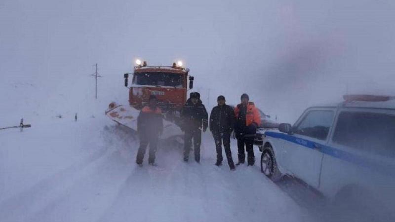 КТЖ вывозит людей, оказавшихся в дороге во время бурана