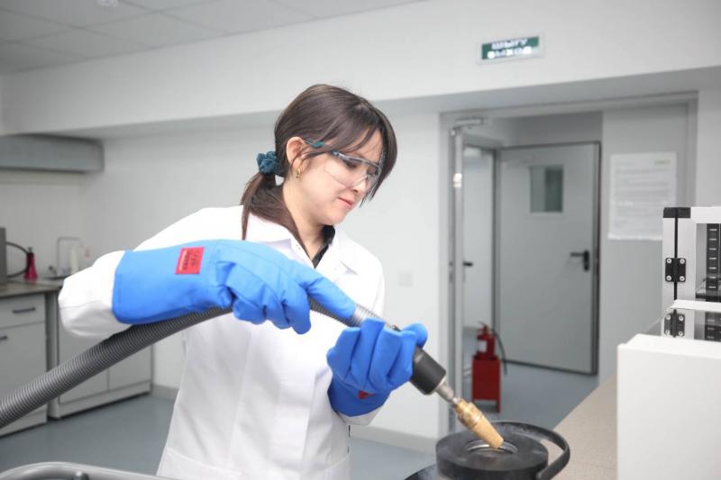 В Атырау открыли первую в РК лабораторию по тестированию катализаторов для нефтепроизводства