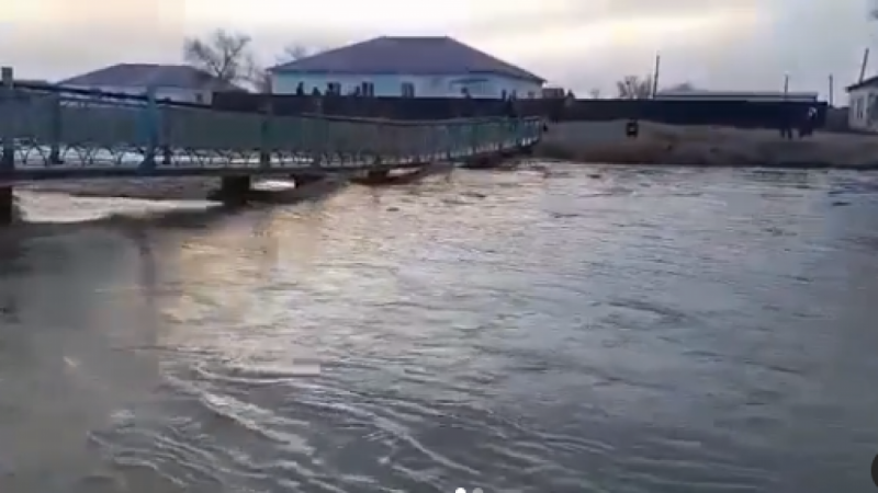 В селе Сагыз Атырауской области жителей эвакуировали из-за подтопления (видео)