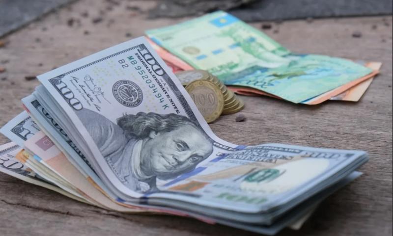 Более 990,5 млн долларов составил объем валютных интервенций Нацбанка