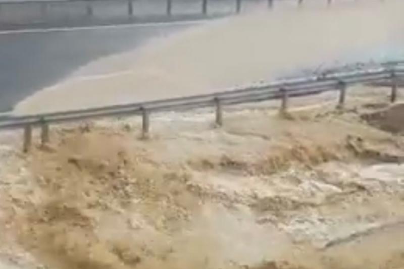 Селевой поток обрушился на трассу Актау — Жанаозен