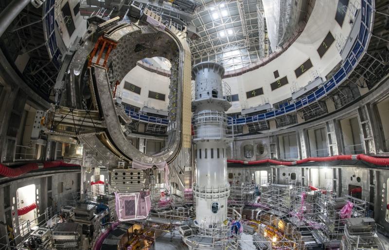 На строящемся во Франции термоядерном реакторе ИТЭР установлен первый элемент плазменной камеры