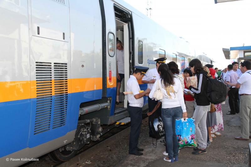 Семь железнодорожных рейсов возобновят Казахстан и Россия в июне